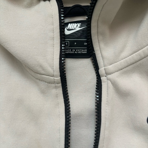 Nike tech jacket. - Picture 5 of 7